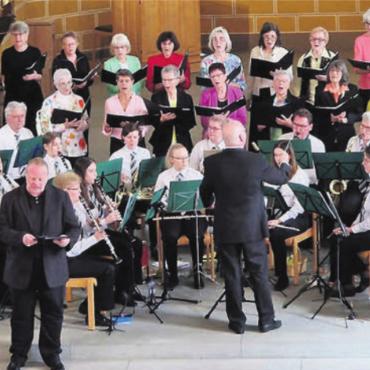 Gegenseitige Anerkennung - Das gemeinsame Kirchenkonzert der Harmonie und des Kirchenchors Berikon fand grossen Anklang. Bild: zg