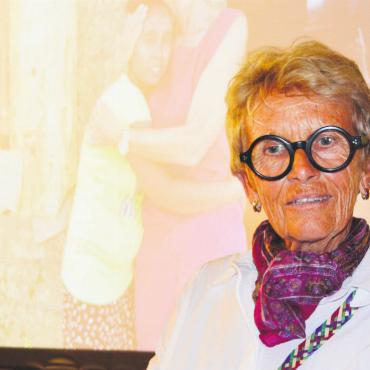 Freudentränen schaffen - Sylvia Huber sprach mit grosser Begeisterung und viel Menschlichkeit von ihren Begegnungen auf Sri Lanka. Den Schal hatte sie von den Kindern einer verstorbenen Mutter erhalten, denen sie den Bau eines richtigen Hausdachs ermöglicht hatte. Bild: Roger Wetli
