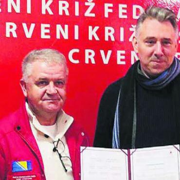 Viele Waren übergeben - Selam Midžic (links), Sekretär des Roten Kreuzes Bihac, würdigte das kontinuierliche Engagement von Stefan Dietrich und «Help Now» und überreichte eine Dankesurkunde.