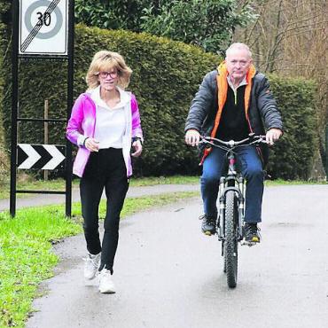 Zurück ins Leben gerannt - Susi Schildknecht-Gut trainiert mit ihrem Mann für den Reusslauf. Bild: jl