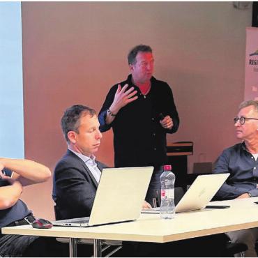 Alle Hände voll zu tun - Die Geschäftsleitung der Repla MRK hatte viele Informationen für die Vorstandsmitglieder (v. l.): Alain Maître (Vizepräsident und Gemeindeammann Oberlunkhofen), Christian Moser (Gemeinderat Widen), Stefan Bossard (Präsident), Daniel Schüepp (Gemeindeammann Künten) Stephan Troxler (Stadtammann Bremgarten). Bild: Sabrina Salm