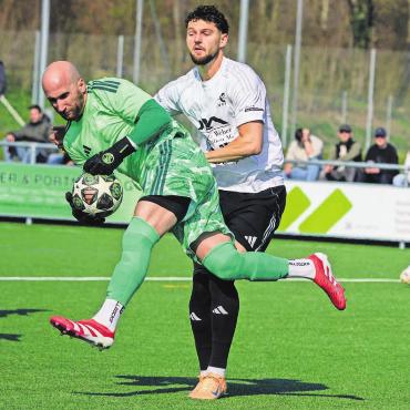 Muri schiesst sich warm - Nermin Saric (rechts), der früher Rogentin hiess, erzielt die ersten beiden Tore für den FC Muri gegen Spreitenbach. Bild: Andy Müller / Archiv