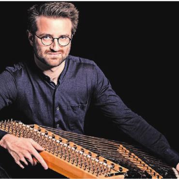 Programm des Aufbruchs - Christoph Pfändler spielt das Hackbrett solistisch. Bild: zg