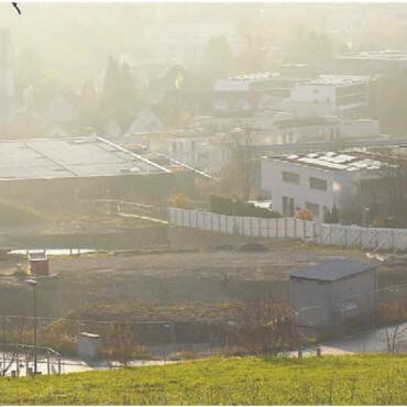 Langes Schweigen als einzige Taktik - Die Grossbaustelle am Rebberg: Über der neuen Sporthalle Hofmatten sollten 20 Mehrfamilienhäuser entstehen, nach dem Spatenstich startete noch der Aushub, nun herrscht seit Monaten Pause. Bild: Daniel Marti
