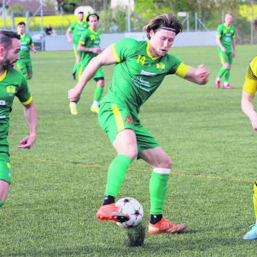 Duo sichert drei Punkte - Teamcaptain Roger Pfyl (Mitte) erzielte gleich beide Mutscheller Tore. Bild: Astrid Moser