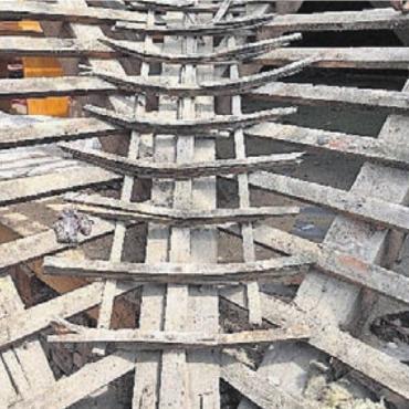 Arbeiten dauern bis Ende September - Unter den Ziegeln wurden interessante Holzkonstruktionen entdeckt. Bild: zg