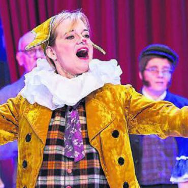 Das Dessert geniessen - Myriam Rufer-Staubli als «Pinelli». Die Präsidentin bekleidet heuer zum ersten Mal eine Sprechrolle bei ihrer Operettenbühne. Bild: zg