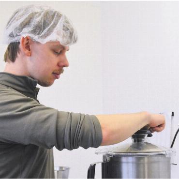 Sie probieren es einfach aus - Lebensmitteltechnologe Andreas Hediger produziert den Hummus – im Cutter werden die Zutaten vermischt. Bilder: Annemarie Keusch / zg