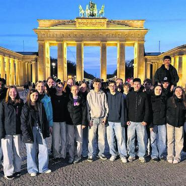 Berliner Stadtgeschichten - Die Bremgarter Jugendlichen posieren vor dem Brandenburger Tor. Die Reise hat grossen Eindruck hinterlassen. Bild: zg