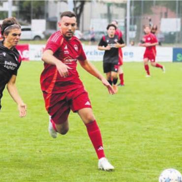 Das volle Fussballpaket - Die Fussballbeilage bringt viel Lesestoff über die Vereine aus der Region (FC Bremgarten) mit sich. Bild: jl