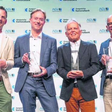 «Ein emotionaler Ritterschlag» - Die Siegerunternehmen des Aargauer Unternehmenspreises 2025 (v. l.): Cyrill Delfosse, Delfosse AG (bestes Aargauer Unternehmen national), Christoph Zweifel, Zweifel Chips & Snacks AG (Publikumspreis), Hans-Peter Dreier, Dreier AG (Leuchtturmpreis), Michel Wagner, Wagner Schriften AG in Wohlen (bestes Aargauer Unternehmen regional).