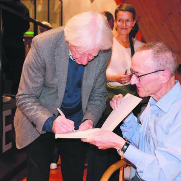 Er braucht dieses Lachen - Auch mit seinen 91 Jahren gefragt und beliebt wie eh und je: Emil Steinberger signiert nach dem Film «Typisch Emil» Bücher. Bild: Annemarie Keusch