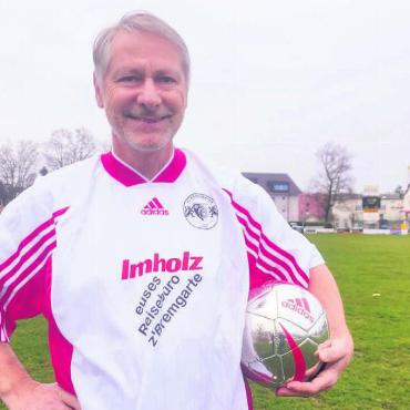Die treue Seele - Hier hat er schon so manch schönen Sportmoment erlebt und mitgeschaffen: Köbi Beck auf dem Rasen der Bärenmatt, der Heimat des FC Bremgarten. Bild: Marco Huwyler