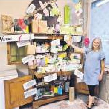 365 Geschenke - Erika Engel freut sich über ihr aussergewöhnliches Abschiedsgeschenk. Bild: zg