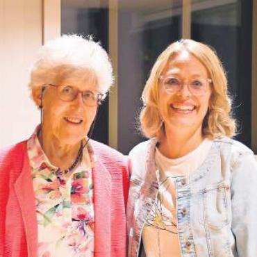 Neupositionierung geglückt - Klara Bosshart (links) demissioniert nach 44 Jahren aus dem Vorstand des Filmklubs und Eveline Meyer-Bartlone nach 18 Jahren. Sie werden zu Ehrenmitgliedern ernannt.