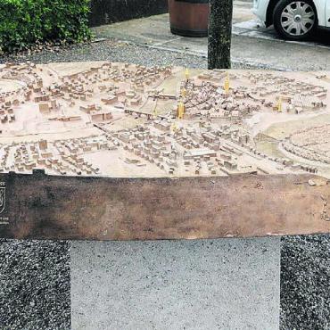 Relief muss in Revision - An den Rändern des neuen Stadtmodells begannen sich Bronzestückchen abzublättern. Bild: huy