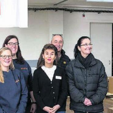 Das Glück verpackt - Melanie Zürcher, Lilian Kuhn, Regula Kiechle, Geschäftsführerin SRK, Johannes Muntwyler, Zirkusdirektor, Annette Ebert, Leiterin Regionalstelle Freiamt, und Mario Muntwyler im Einsatz für «2x Weihnachten». Bild: zg