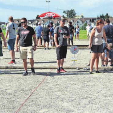 Präzision trifft Geselligkeit - Auf der grossen Clubanlage in Zufikon trafen sich die Plauschspieler am Samstag. 27 Pétanquebahnen kann der Pétanque-Club bereitstellen.