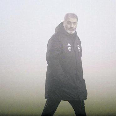 Viel Nebel und kaum Konstanz - Niederwil-Trainer Gino Saporito im dichten Nebel am Dienstagabend. Bild: awa