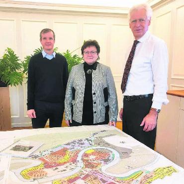 «Der Pfeil ist geschossen» - Haben für die BNO lange über Stadtplänen gebrütet (v. l.): Stefan Walder (Leiter Abteilung Bau), Doris Stöckli (Vizeammann und zuständige Ressortvorsteherin) und Raymond Tellenbach (Stadtammann). Bild: Marco Huwyler