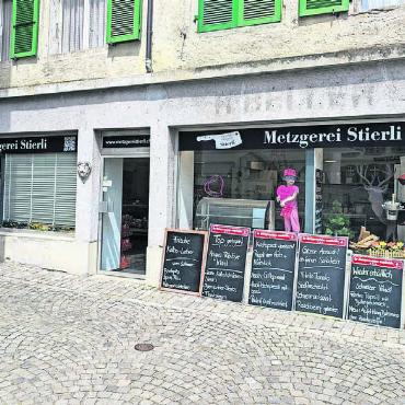 Pop-up mit Verzögerung - Das «Beller»-Haus eingangs Rechengasse beherbergte eineinhalb Jahre lang provisorisch die Metzgerei Stierli. Nun dient es zahlreichen lokalen Unternehmen und Anbietern für ein temporäres Gastspiel in der Bremgarter Altstadt. 
Bild: Marco Huwyler