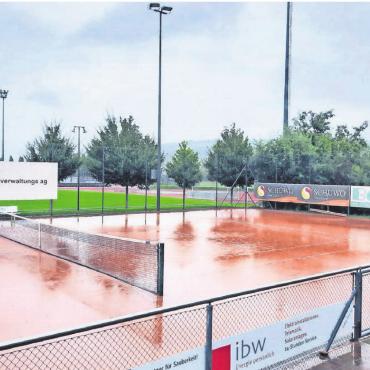 Wer wusste wann was? - Der Tennisclub Wohlen Niedermatten ging am Montag mit seinem Wunsch nach der Sanierung von vier Plätzen baden. Und irgendwie will niemand daran schuld sein. Bild: Archiv