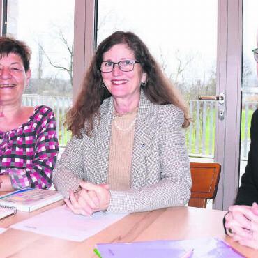 Erneut ein Dorffest in der Badi - Die Spitze des OKs hat bereits viel Vorarbeit fürs Jugendfest geleistet (von links): Anita Amsler, Ariane Gregor und Barbara Holliger. Bild: Daniel Marti / Archiv