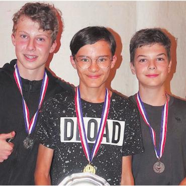 Ausstich für den «Schützenkönig» - Sie strahlen ob ihrer hervorragenden Leistungen: (v. l.) Olivier Larmagnac, Leandro Giacomini (Schützenkönig), Severin Meier. Bild: zg