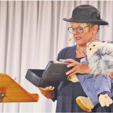 Dem Tod ins Gesicht lachen - Normalerweise tritt Karin Simon mit einer Band auf, in Niederwil hatte sie nur ihre Puppe Babette dabei. Diese übernimmt immer wieder eine wichtige Rolle im Programm. Bilder: Chregi Hansen