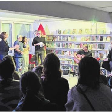 Volles Haus, beste Stimmung - Tolle Stimmung beim Improvisationstheater in der Bibliothek. Bild: zg