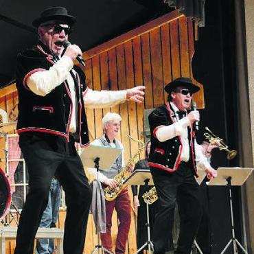 Von wegen alt und verstaubt - Präsident Marcel Vock (l.) und Kassier Andy Eberhart rissen als Blues Brothers das Publikum von den Stühlen.
