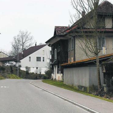 Identität und Historie bewahren - Das Portal Steingasse samt Ensembleschutz ist für den Verein wertvoll. Links das sanierte Seckelmeisterhaus, rechts das Georges-Meyer-Haus, dessen Zukunft ungewiss ist. Der Verein wartet nach wie vor auf Informationen der Gemeinde. Bilder: Daniel Marti