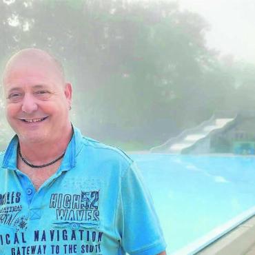 Topzahlen im Jubiläumsjahr - Der morgendliche Nebel wich in den letzten Wochen meist dem goldenen Herbstwetter. Für die Badi Isenlauf mit Betriebsleiter Roger Marti wurde der September 2023 so zum besucherstärksten aller Zeiten. Bild: Marco Huwyler