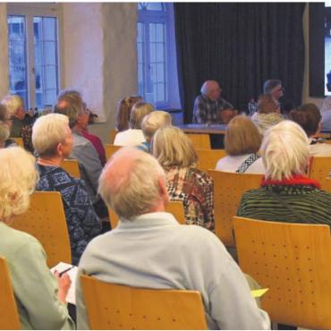 Abend voller Gemeinschaft und Engagement - Die Mitglieder der KISS Reusstal-Mutschellen lauschten den Ausführungen der Geschäftsführerin Daniela Gamper (rechts stehend). Bild: zg