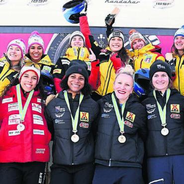 Chancenlos gegen «Imperium» - Hinten (in gelb) die drei Teams aus Deutschland (die einen Dreifachsieg feiern). Rechts die Amerikanerinnen auf den Rängen 4 und 5. Links: Mara Morell und Melanie Hasler, die trotz der Dominanz von Deutschland und den USA lachen können. Bild: IBSF