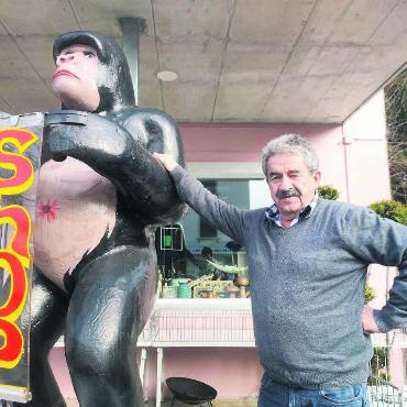 «Aus Freude am Handel» - Der Chef und sein Türsteher. Ein Gorilla heisst die Besucher im «Casa Rex» willkommen. Um dem Namen gerecht zu werden, soll er in den nächsten Tagen eine Krone erhalten. Roman Hufschmid zieht derweil im Hintergrund die Fäden, um sein Liquidationslädeli auch in Bremgarten zu einer Erfolgsgeschichte zu machen. Bild: Marco Huwyler