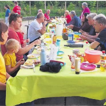 Gemütliche Stunden erlebt - Die Vereinsmitglieder genossen den Anlass. Bild: zg