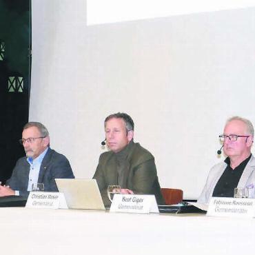 Widen plant grosse Projekte - Allen Anträgen des Gemeinderats wurde gefolgt. Damit hat das Widener Stimmvolk (v. l.) Gemeindeammann Peter Spring, Vizeammann Beat Suter sowie den Gemeinderäten Christian Moser, Beat Giger und Gemeinderätin Fabienne Rousselot ihr Vertrauen entgegengebracht. Bild: tre