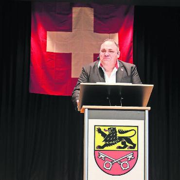 Zu Ehren der Schweiz - Stefan Strebel hinter dem Rednerpult mit dem Oberlunkhofer Wappen – dort fand die gemein-
same Bundesfeier der Gemeinden Ober- und Unterlunkhofen statt – und vor der Schweizer Flagge. Der Schwingsport ist Schweizer Tradition und diese Traditionen sollen erhalten bleiben.
Bilder: Josip Lasic