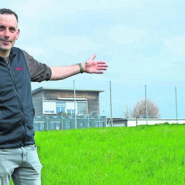 Begegnungszone wird konkreter - Patrick Stutz, Gemeindeammann von Islisberg, zeigt, wo die Begegnungszone entstehen soll. Im Hintergrund: die Schulanlage. Bild: Thomas Stöckli