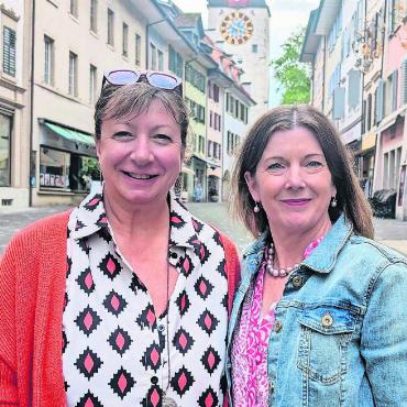 «Biggi weiss alles» - Biggi Winteler (links) und Corinna Sorg führen den Verein FAB in die Zukunft. Die Stimme der Altstadtgeschäfte soll unter ihnen wieder präsenter werden. Bild: Marco Huwyler