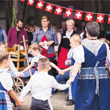 Unterhaltung, Essen und sich Treffen - Auch für gute Unterhaltung der Kinder wird gesorgt.