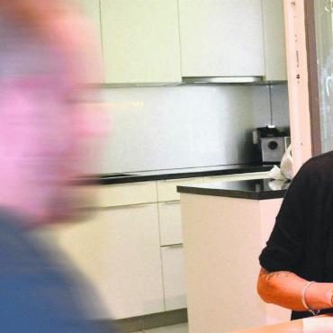 Kraft, weiterzumachen - Ramon Meier (Name geändert) wird regelmässig von der Pflegefachfrau HF mit Fachrichtung Psychiatrie Linda Küng von der Spitex betreut. Bild: Archiv