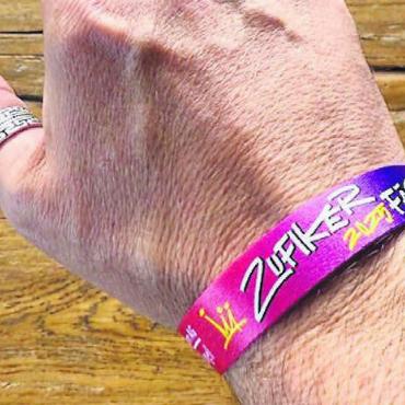 Solidarität willkommen - Die Solidaritätsbändel werden am Fest verkauft – keine Pflicht. Es findet täglich zwischen den Konzerten eine Verlosung statt. Bild: zg