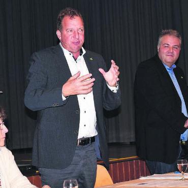 Land wird nicht verkauft - Der Gemeinderat musste viele Fragen beantworten: (von links) Vizeamtsfrau Rosmarie Groux, Ammann Stefan Bossard und Gemeinderat Stefan Bieri. Bild: Erika Obrist