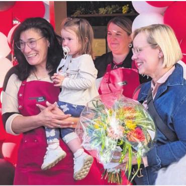 Nicht irgendein Umzug - Viele lachenden Gesichter: Metzgerei-Geschäftsführerin Fatima Duarte (l.) freut sich gemeinsam mit Nachwuchs und der verantwortlichen Architektin Beatrix Oswald (r.) über die grosse Eröffnung.