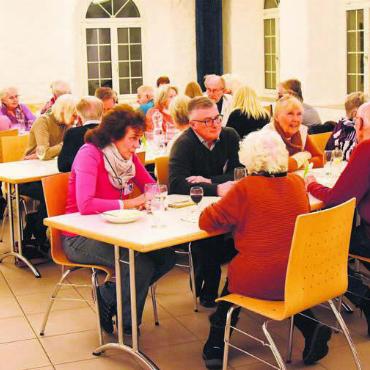 Stühle und Tische umgestellt - Die Teilnehmenden genossen den Neujahrsapéro. Bild: zg