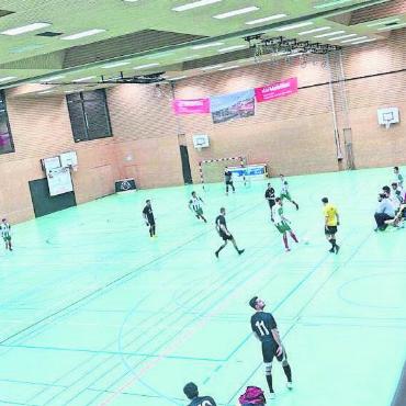 «Unseren FCB im besten Licht» - Zum Jahresauftakt bot der FCB im Isenlauf einen neuen Hallenfussball-Event. Bilder: zg