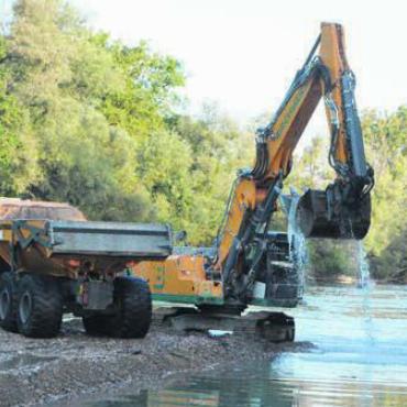 Das bleibt in Erinnerung - 4. Oktober: Im Herbst wurde aus der Reuss bei Jonen Kies aus dem Fluss gebaggert und in Bremgarten wieder hineingeschüttet.