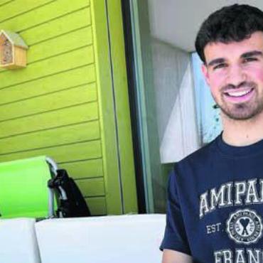 Leben, Tod, Fussball - Flavio Caserta zu Hause in Rottenschwil. Hier inmitten der vielen Erinnerungen tankt er Kraft. Bild: spr